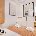 Les Halles - Grands Boulevards Renovated 3br - 8p Apartment